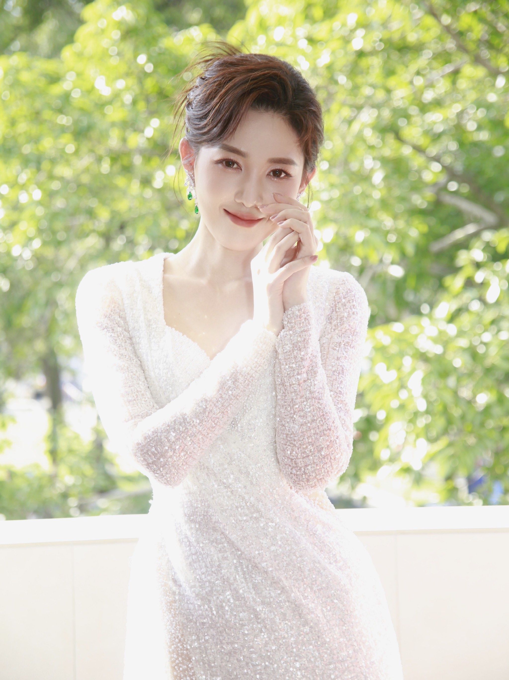 央视电影频道主持人#郭玮 身穿我们家的 山茶 ✨星河涌动,优雅浪漫