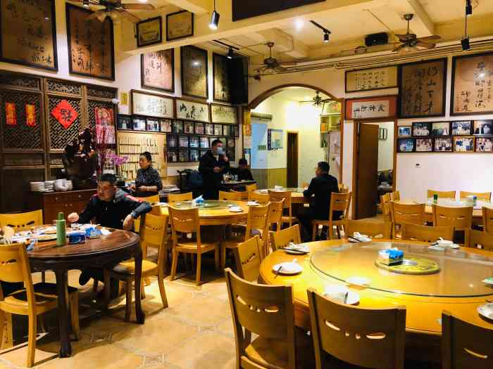 阿山饭店(虹桥路店)-"不明白这家店为什么不装修.给人感觉菜式是.