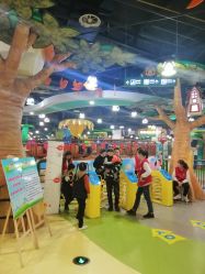 -维佳童话镇演出现场(徐东店)