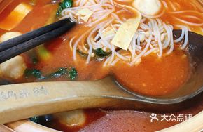 Sizzling Tomato Handmade Meatball Hot Pot Rice Noodles