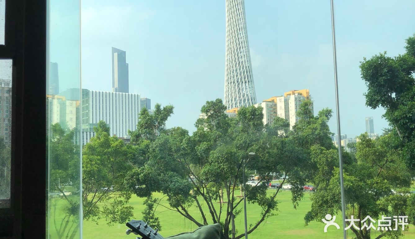 看着广州塔喝咖啡