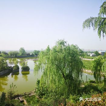 沣峪口的一个新秀公园，环境不错，花草繁盛，依山傍水