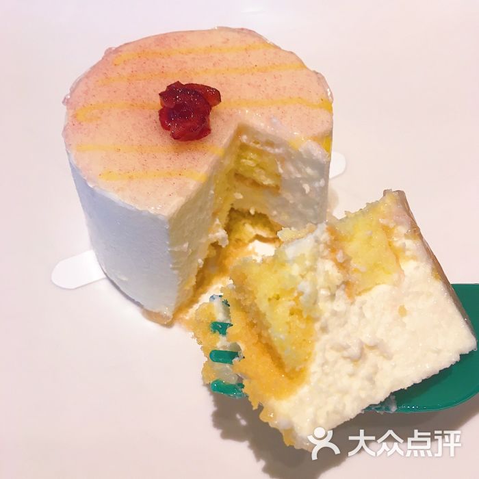 薰衣草风味柠檬慕斯蛋糕