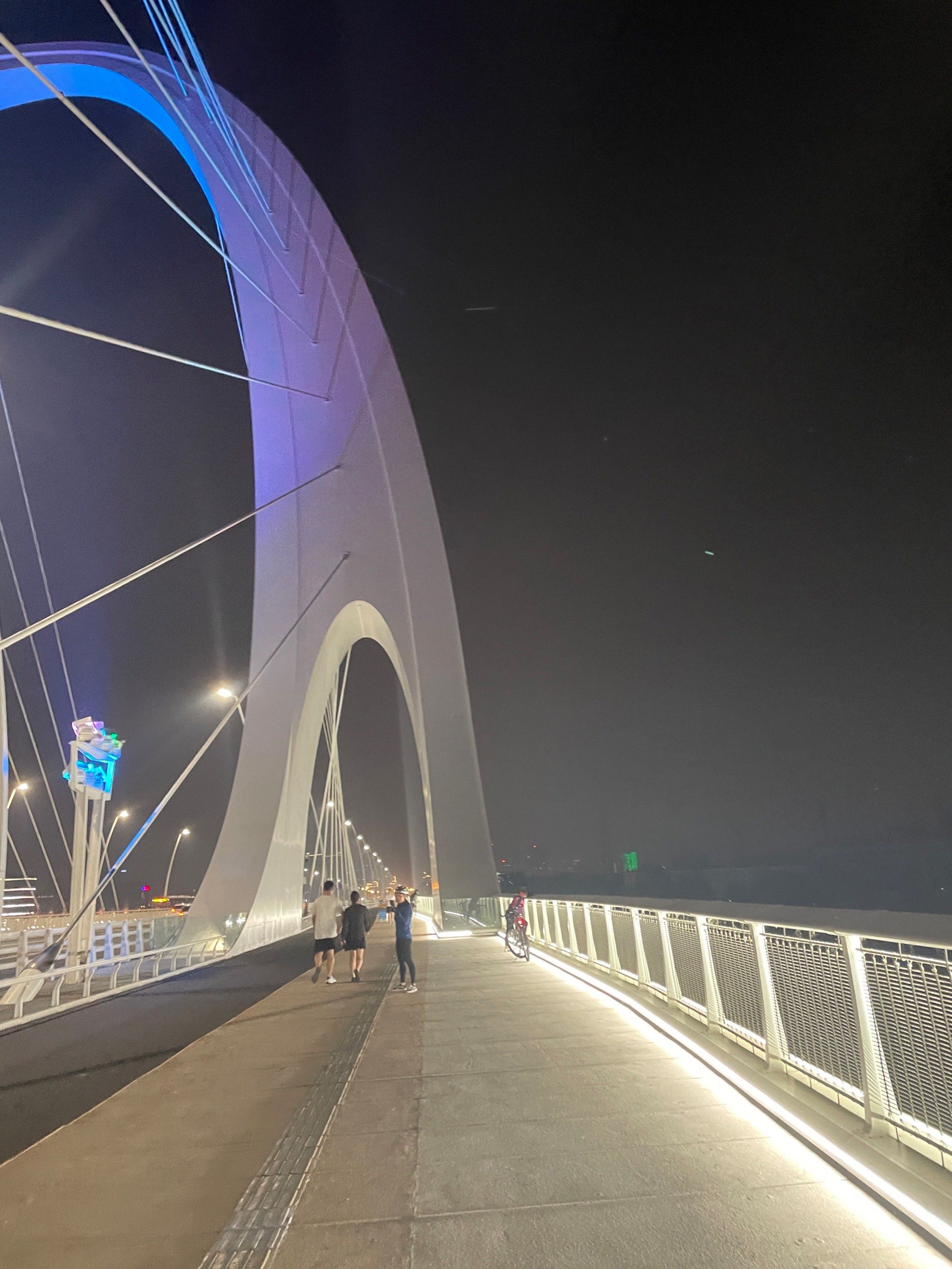 首钢大桥的夜景也是很赞