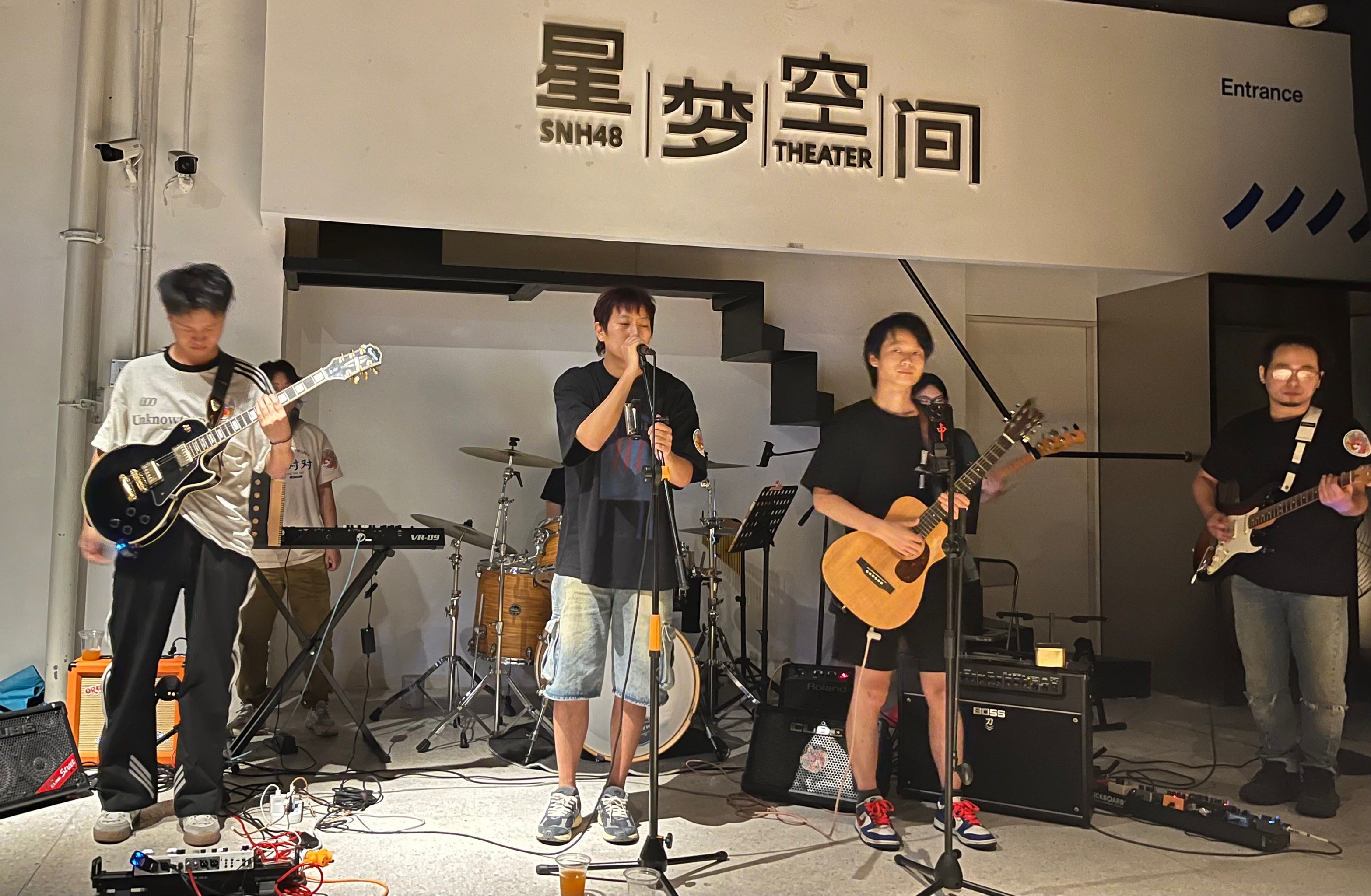 最近的探店都是跟着女朋友奔着乐队去的,氛