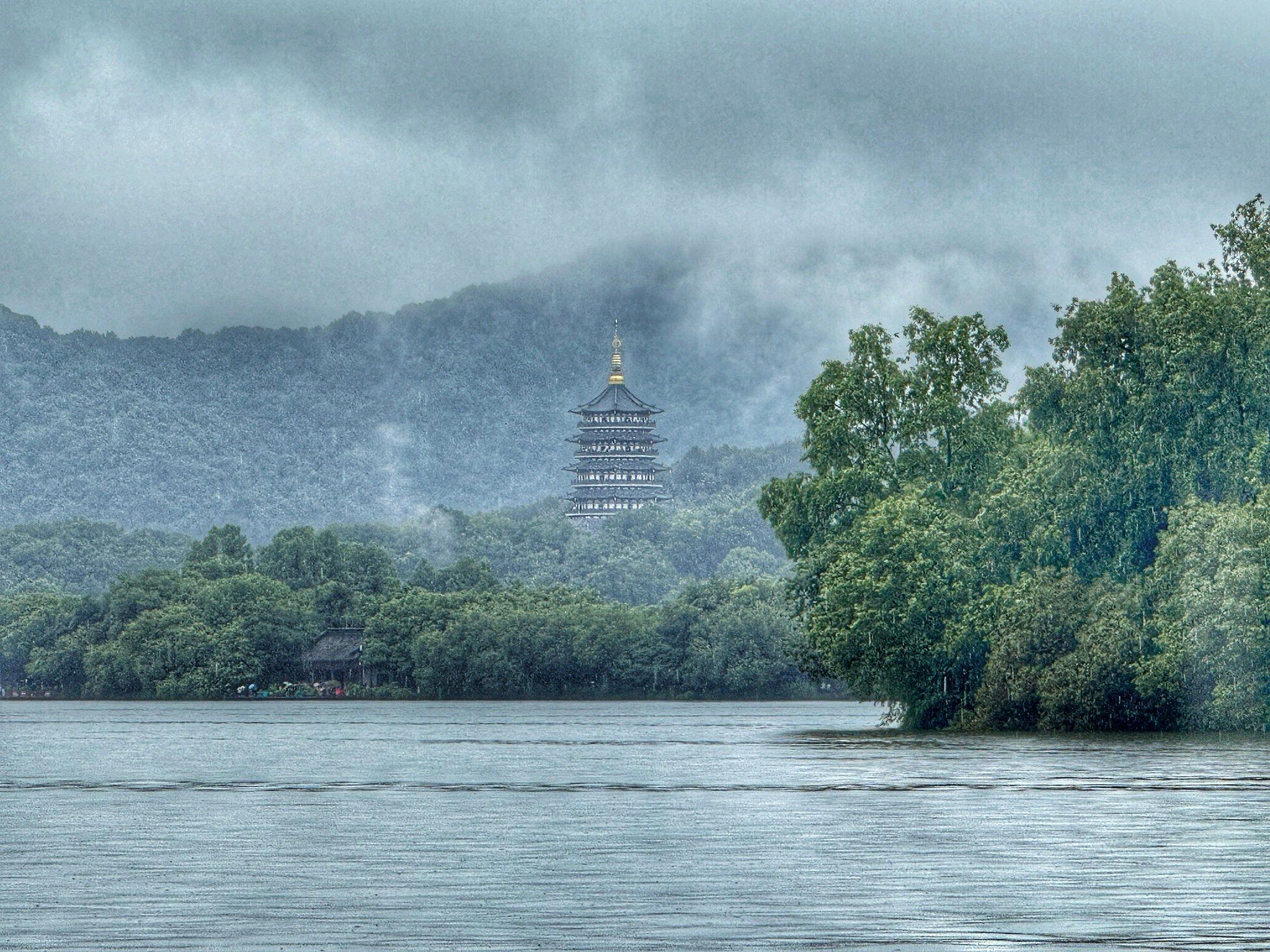 晴西湖不如雨西湖