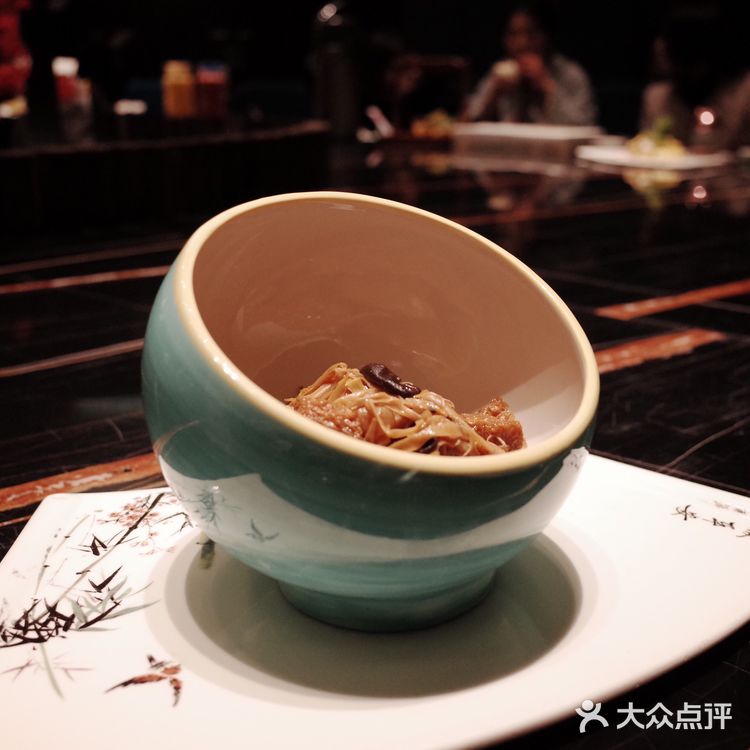 花菜梗真的是爱了 每次都认真的吃着比较着