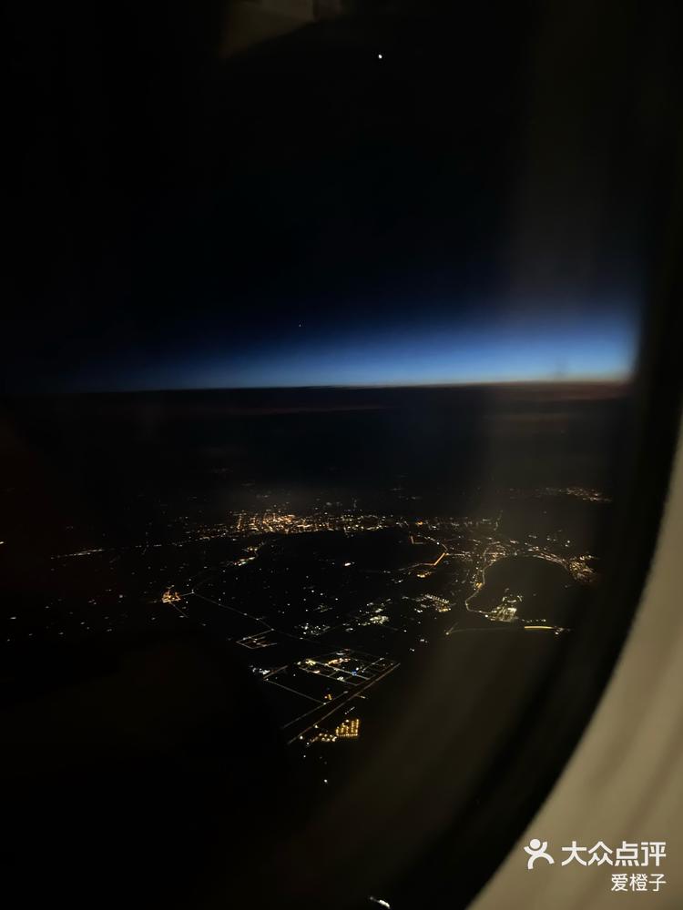 在飞机上看到晚上的东方明珠