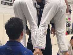 -菠萝格斗巴西柔术训练馆