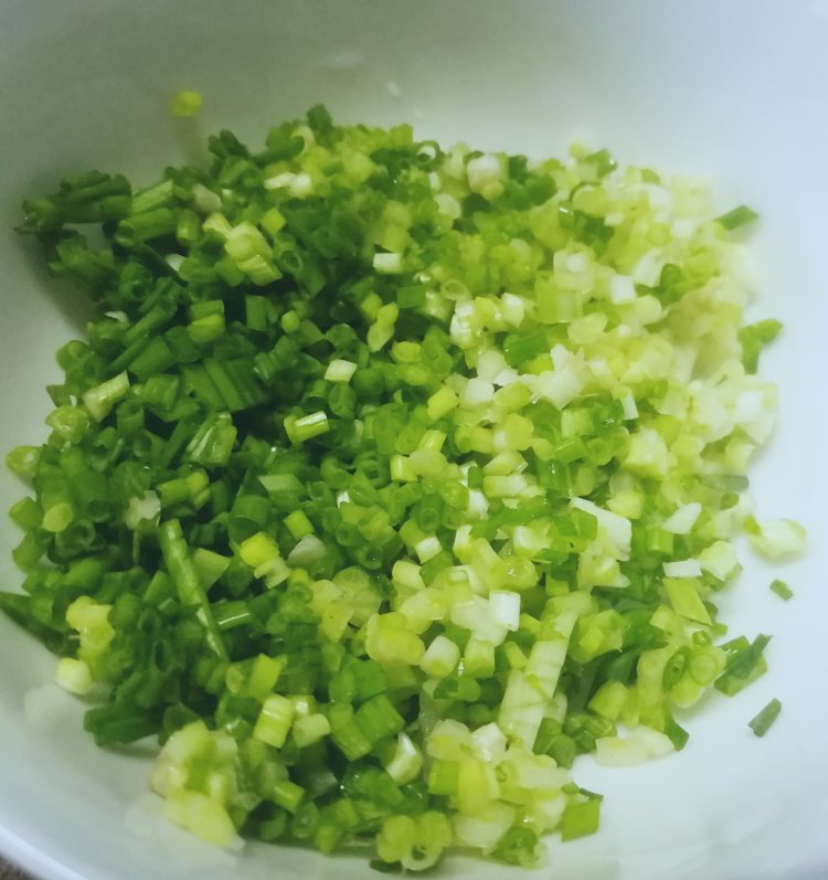 2.小葱切成较小的段