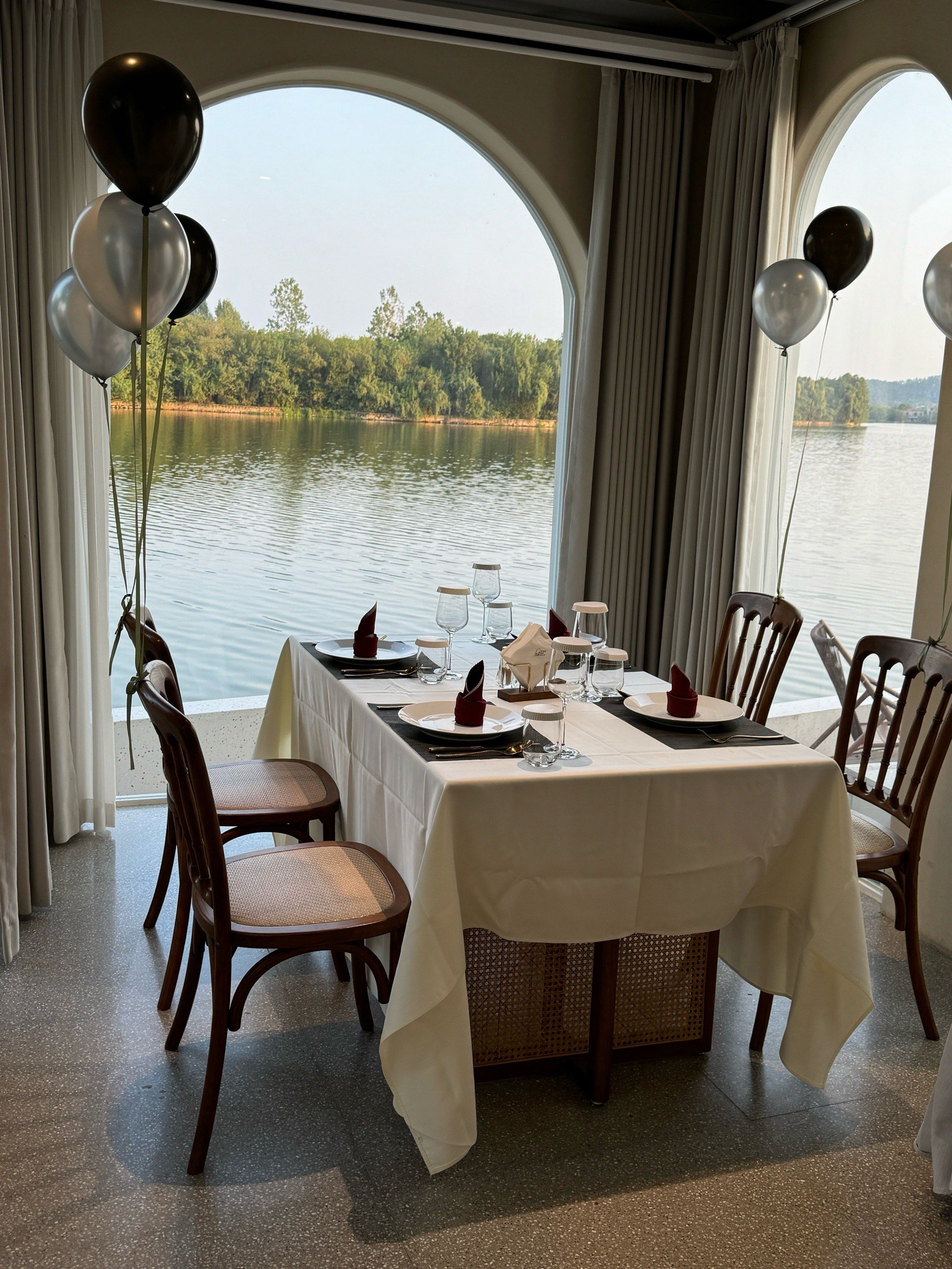 湖边小屋的悠闲时光