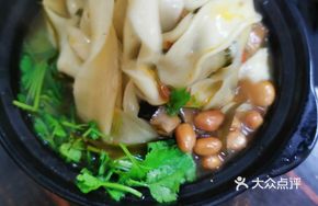 Braised Chicken and Mushroom Knife-Sliced Noodles in Clay Pot