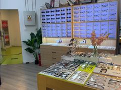 -天空之镜眼镜店蔡司依视路配镜授权零售店(望京颐堤港店)