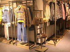 -URBAN REVIVO(济南领秀城贵和购物中心店)