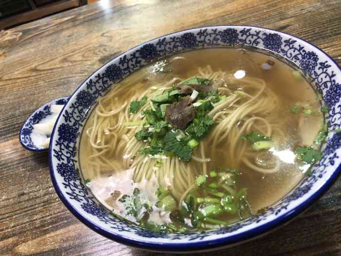 赛俩目牛肉面-"因为单位就在旁边.总会去吃.面条只能说还.