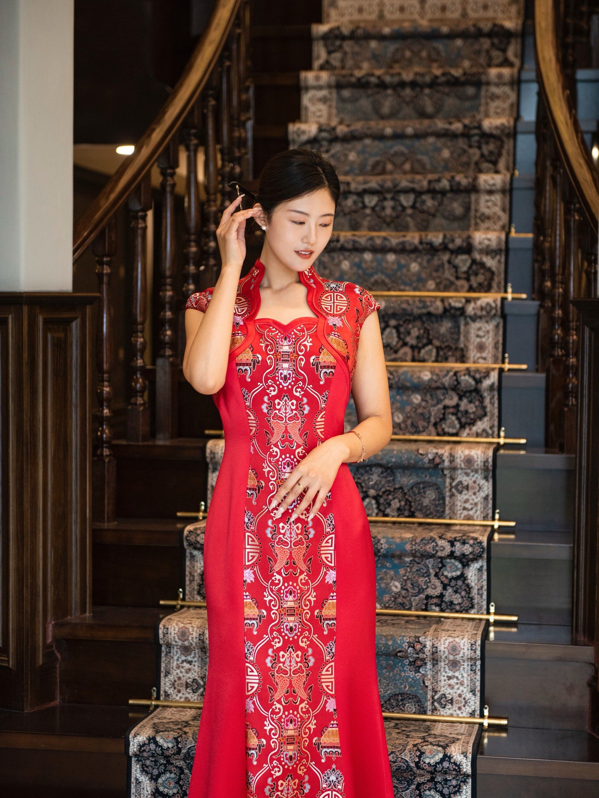 红色织锦缎拼接鱼尾旗袍