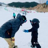 滑雪的宝贝太帅气了