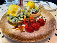 班尼迪克蛋红菜熏鲑鱼可乐饼-The Rug(三里屯店)