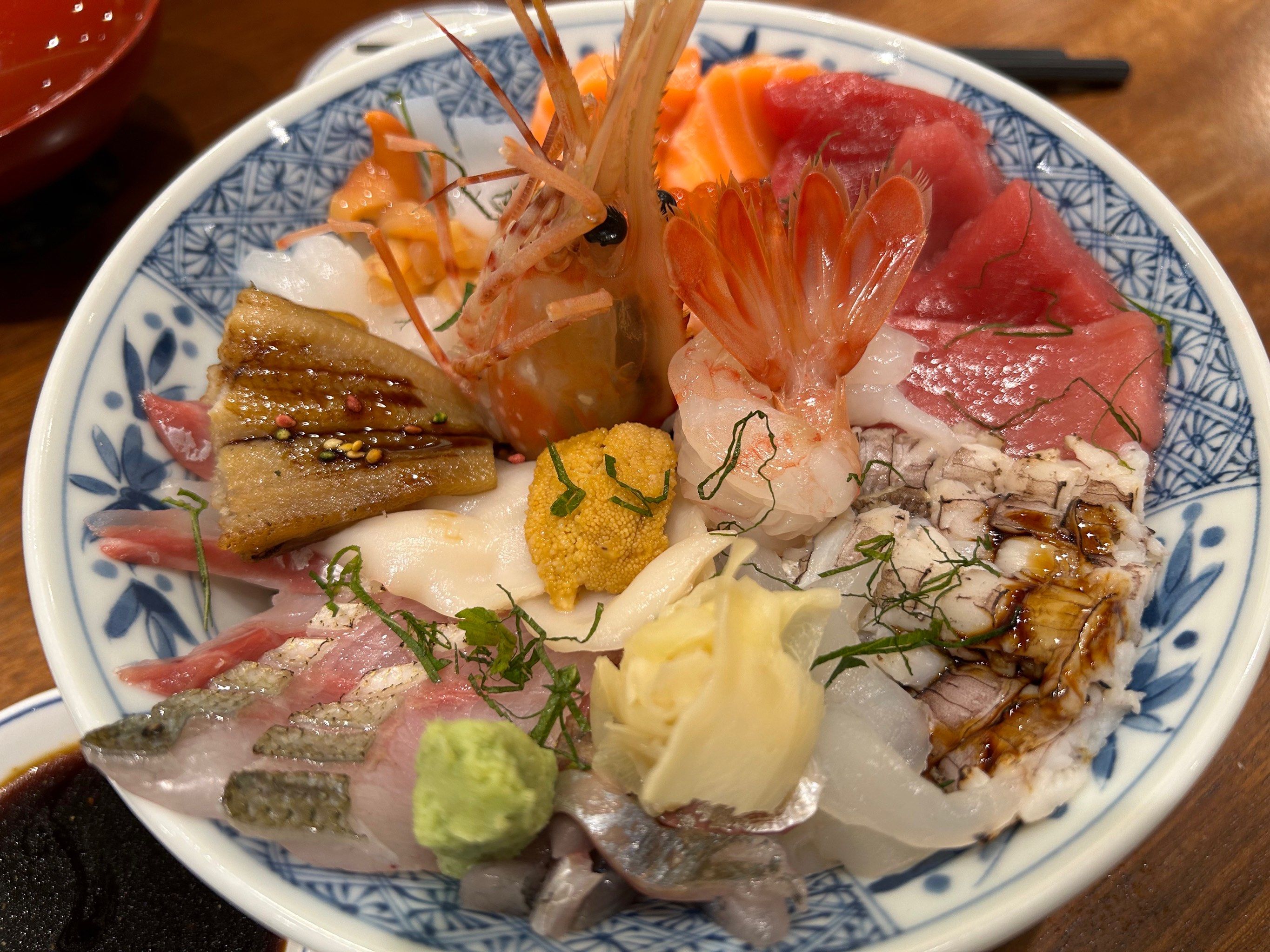 大声问:这碗海鲜刺身盖饭还有谁!