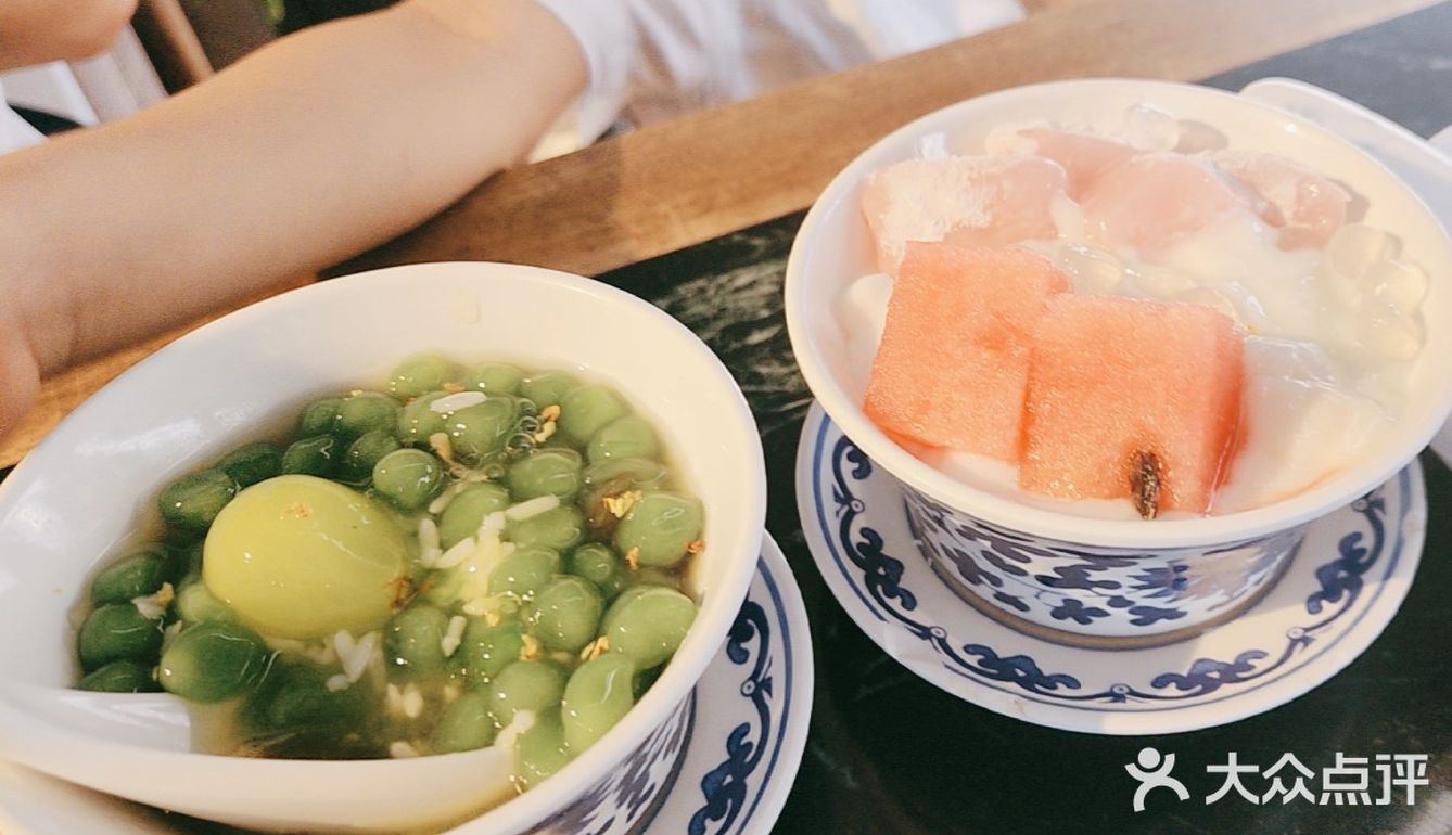 在苏州山塘街的河边感受一下苏州当地的特色菜