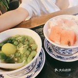 在苏州山塘街的河边感受一下苏州当地的特色菜