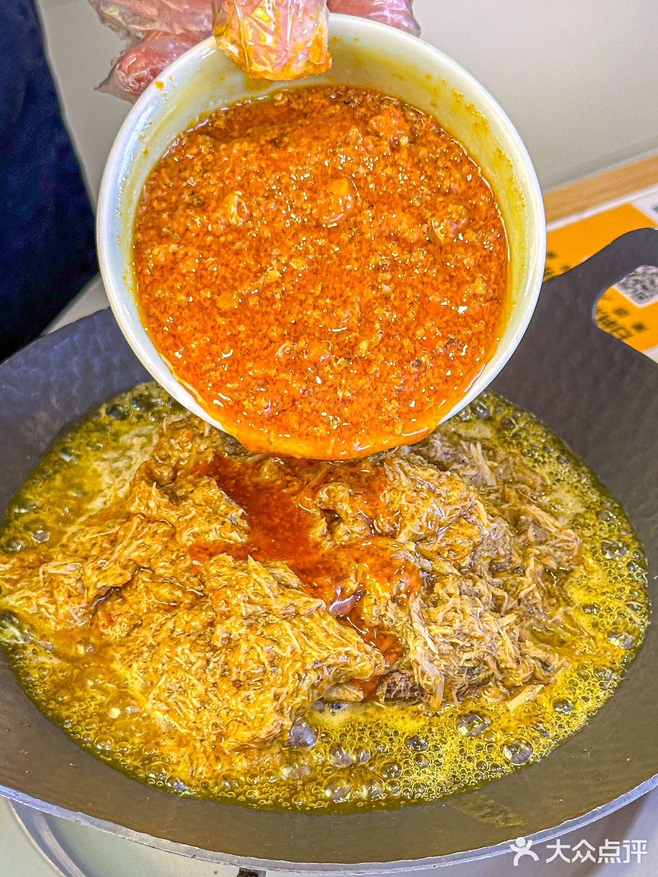 约了同事来这家吃吃看,据说一碗蟹黄面可是有六只螃蟹!