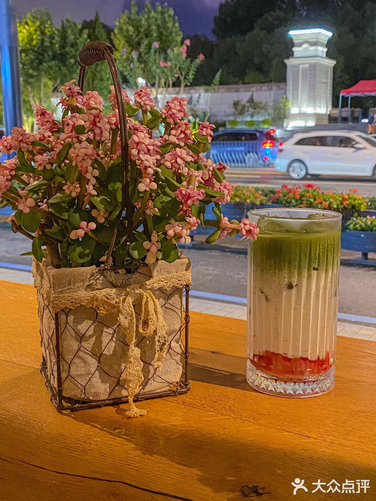 就在这个夏日夜晚🏙看着车水马龙聊聊天吧 