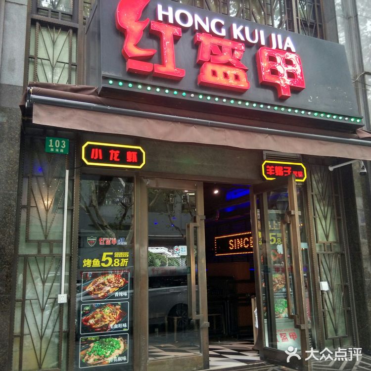 靠近南昌路，室外环境可谓安静优雅。餐厅内部空间也很大