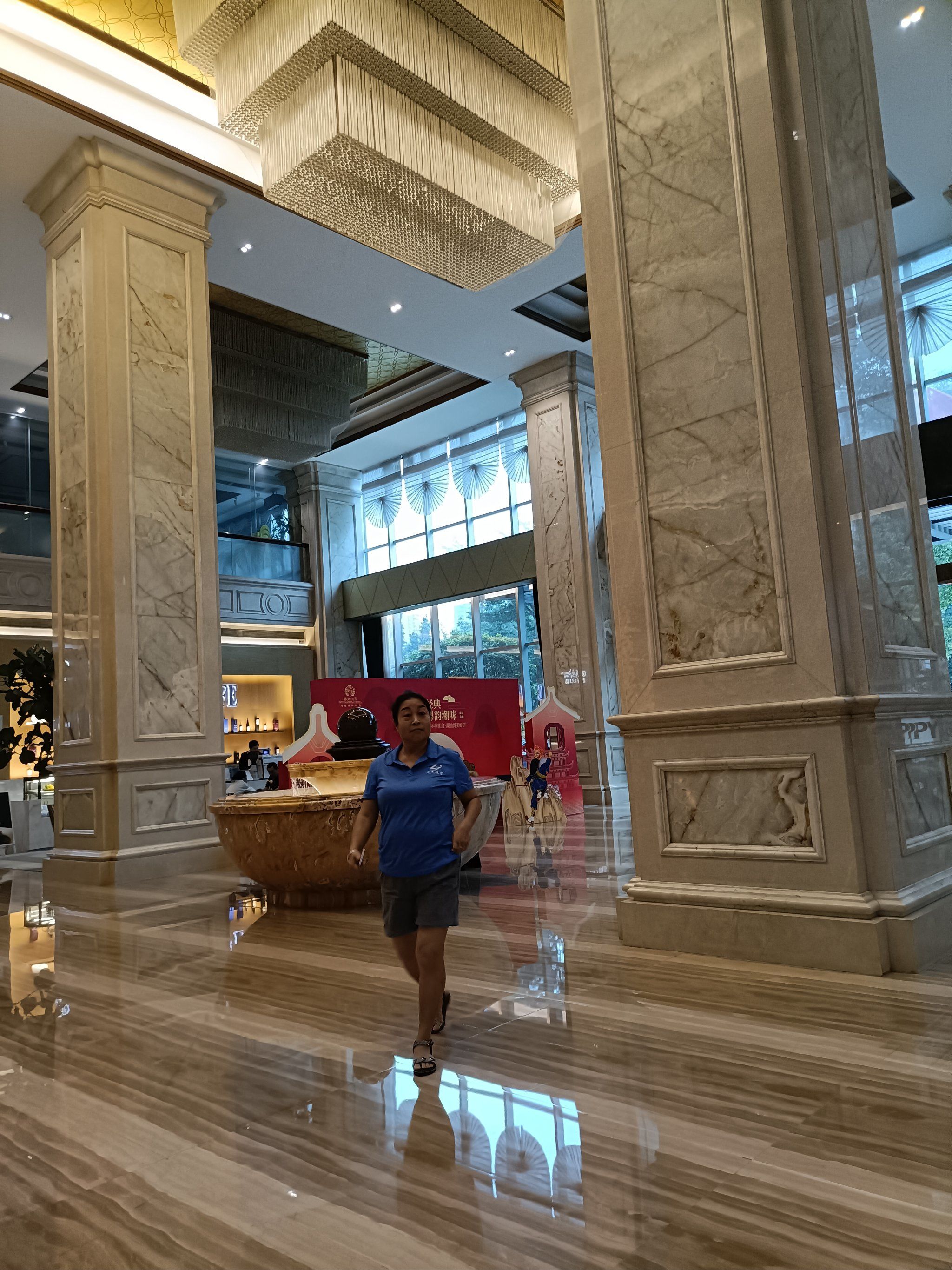 酒店大堂很宽,高大上,工作人员服务热情,值得推荐