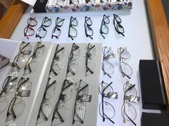 -视野联行眼镜•蔡司•依视路(温江店)