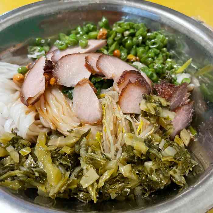 鸡皮果米粉(悦宾店)-"想在附近绿地看电影,经过这里的时候来吃了.