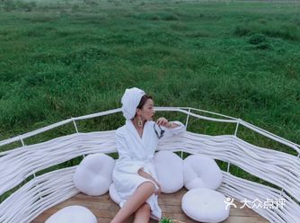 假如你还没有情人，哈哈。我们是同命人。谁说必须有情人才能过情