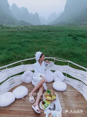 假如你还没有情人，哈哈。我们是同命人。谁说必须有情人才能过情