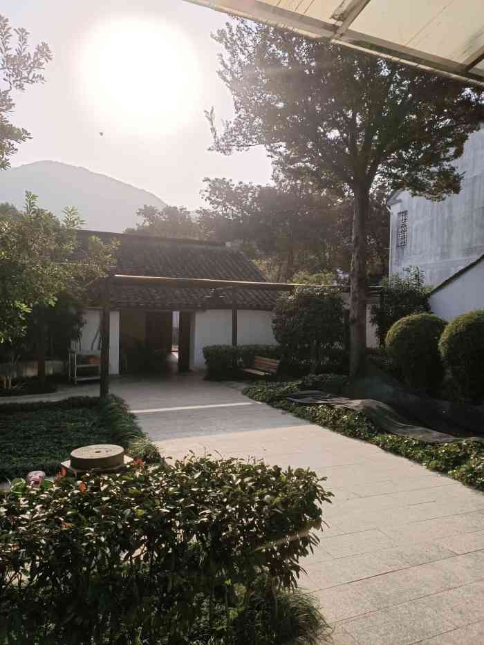 高新区通安东篱雅舍农庄饭店"午后,来树山村呼吸新鲜空气,坐在路边