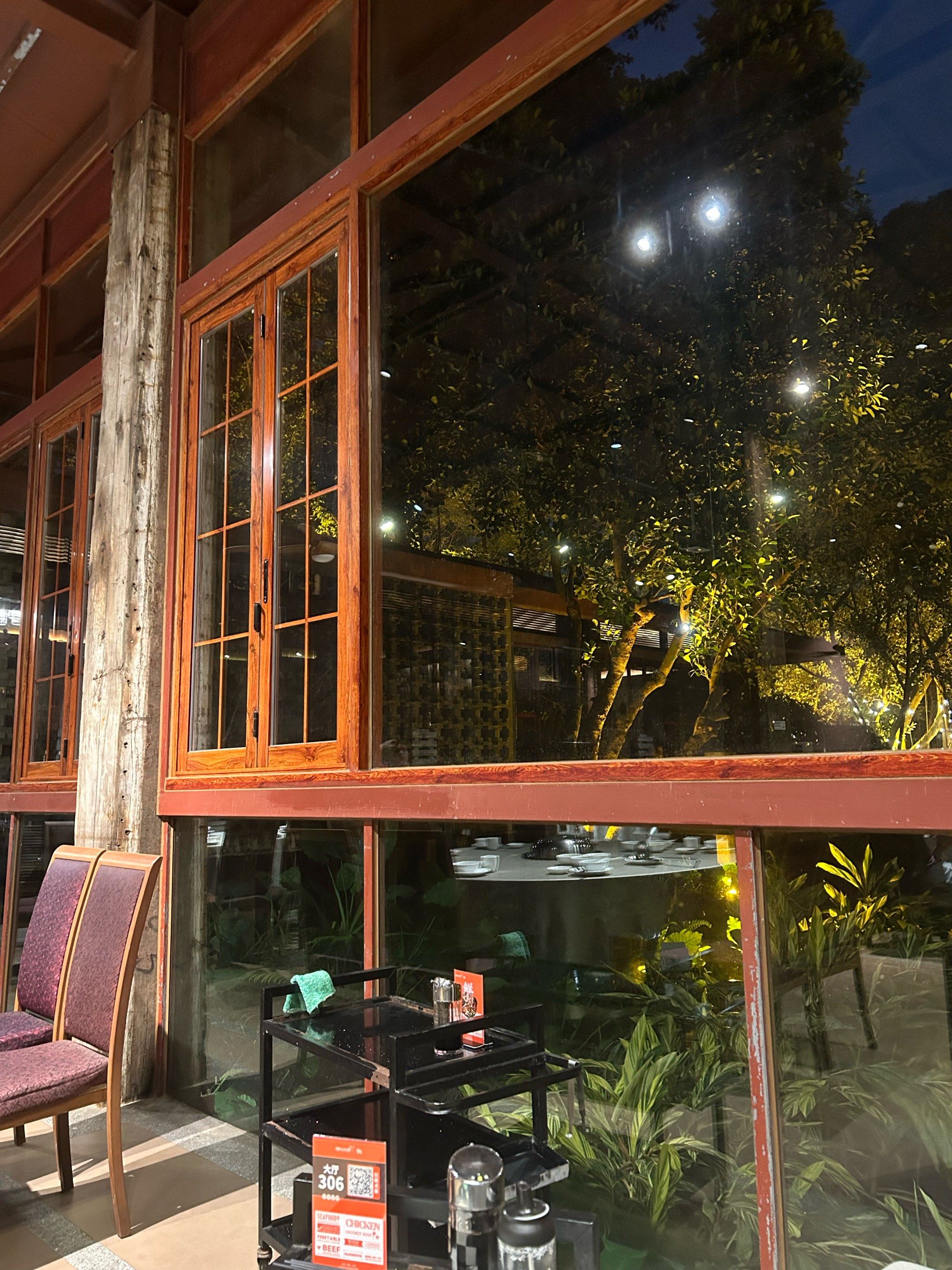 被树环绕的餐厅～环境真的太赞了 食材都很新鲜