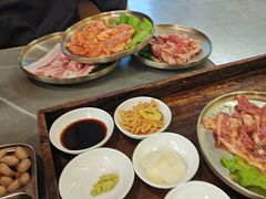 -围炉肉舍•炭烤活鳗•丹东海鲜烤肉(步行街店)