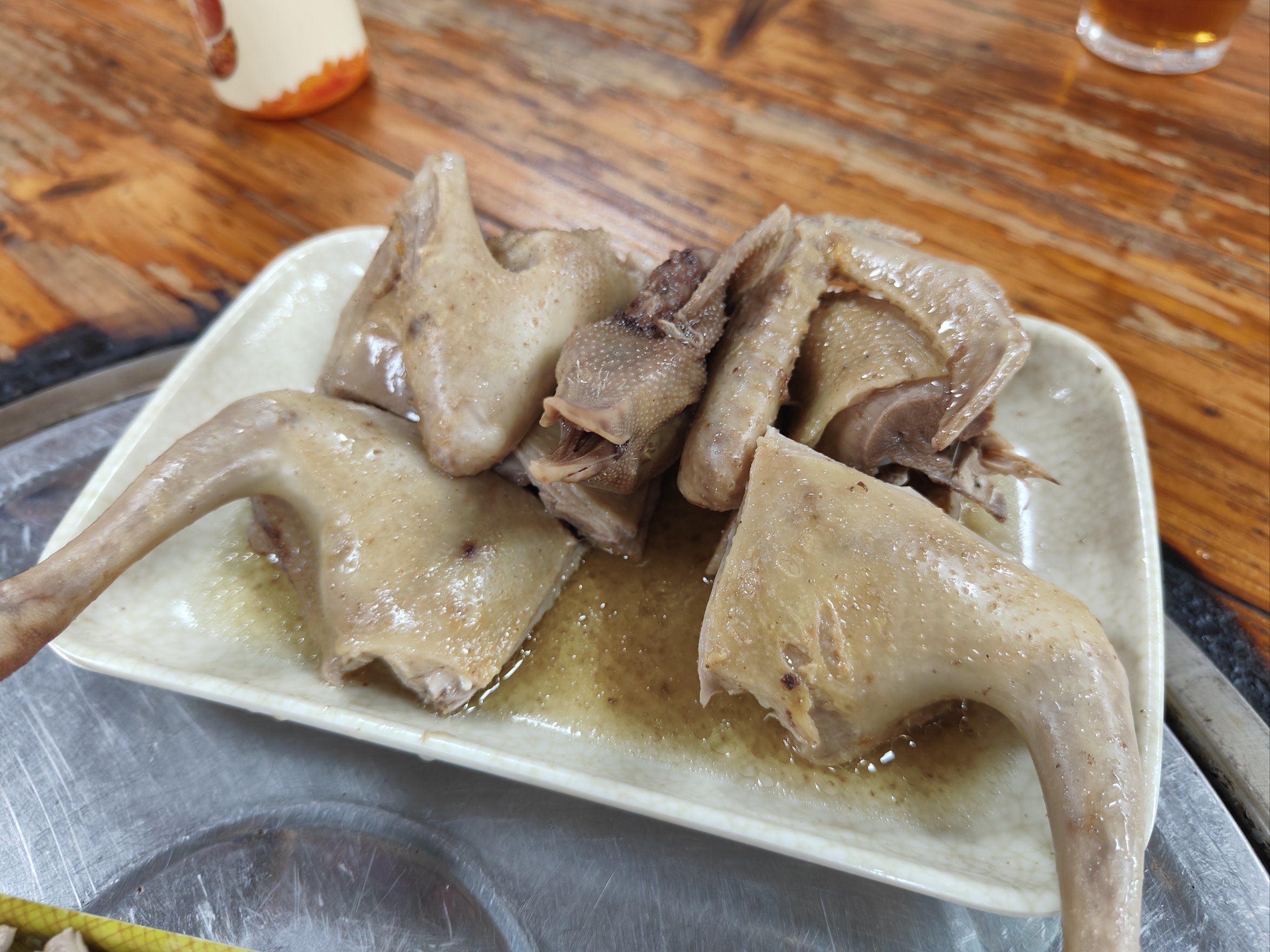 涌,不觉得臭,还挺有趣
鸽场主打食鸽,口味挺多,点了红烧盐焗豉油王