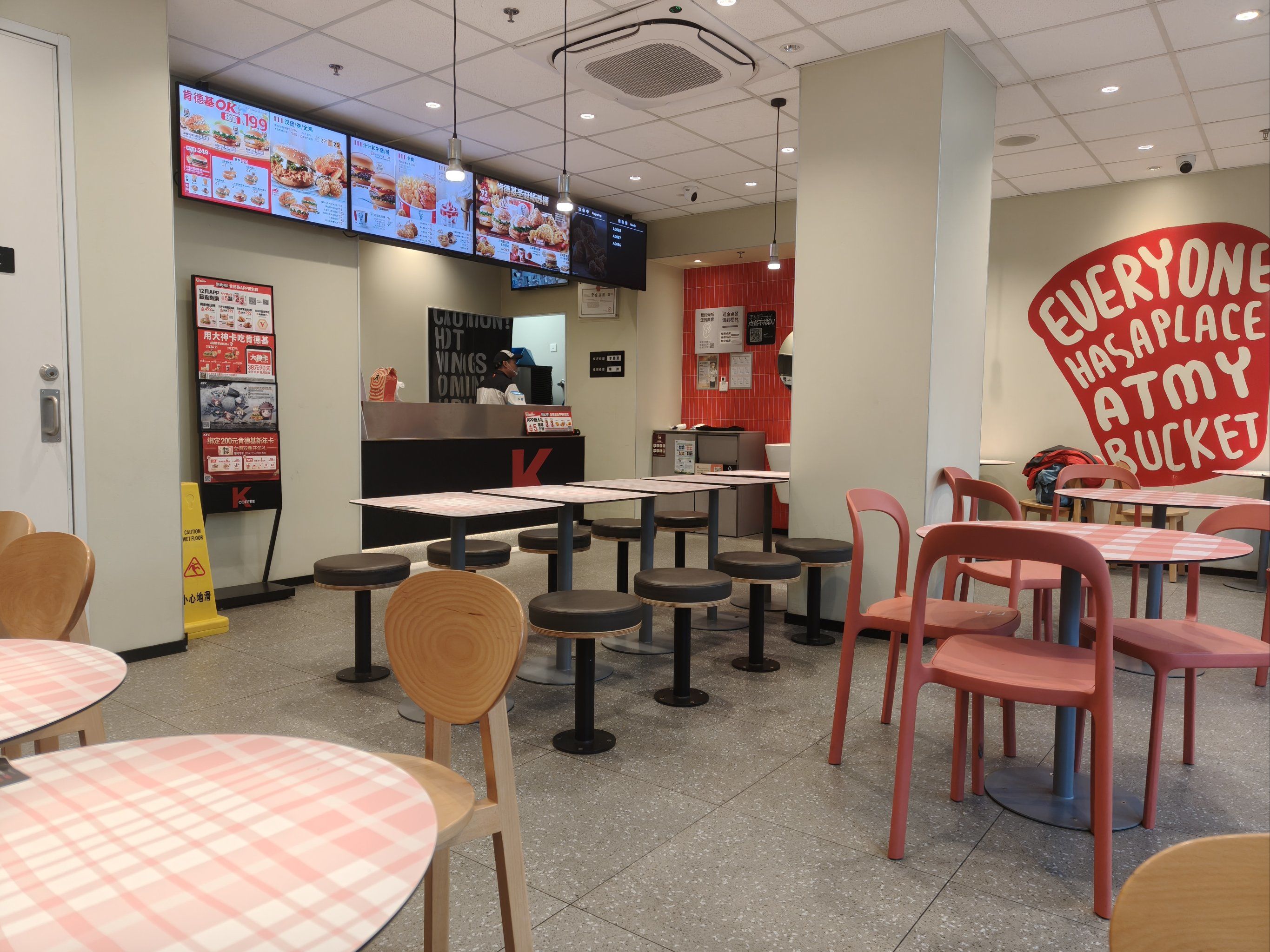 附近的kfc
难得安静的店,工作日中午来吃炸鸡没压力～

#肯德基