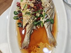 油泼黄花鱼-来之顺海鲜菜馆·青岛菜·始于1993(栈桥店)