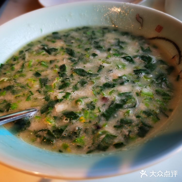 有一点点辣。紫米芋奶青菜钵青菜有点苦，芋头很粉