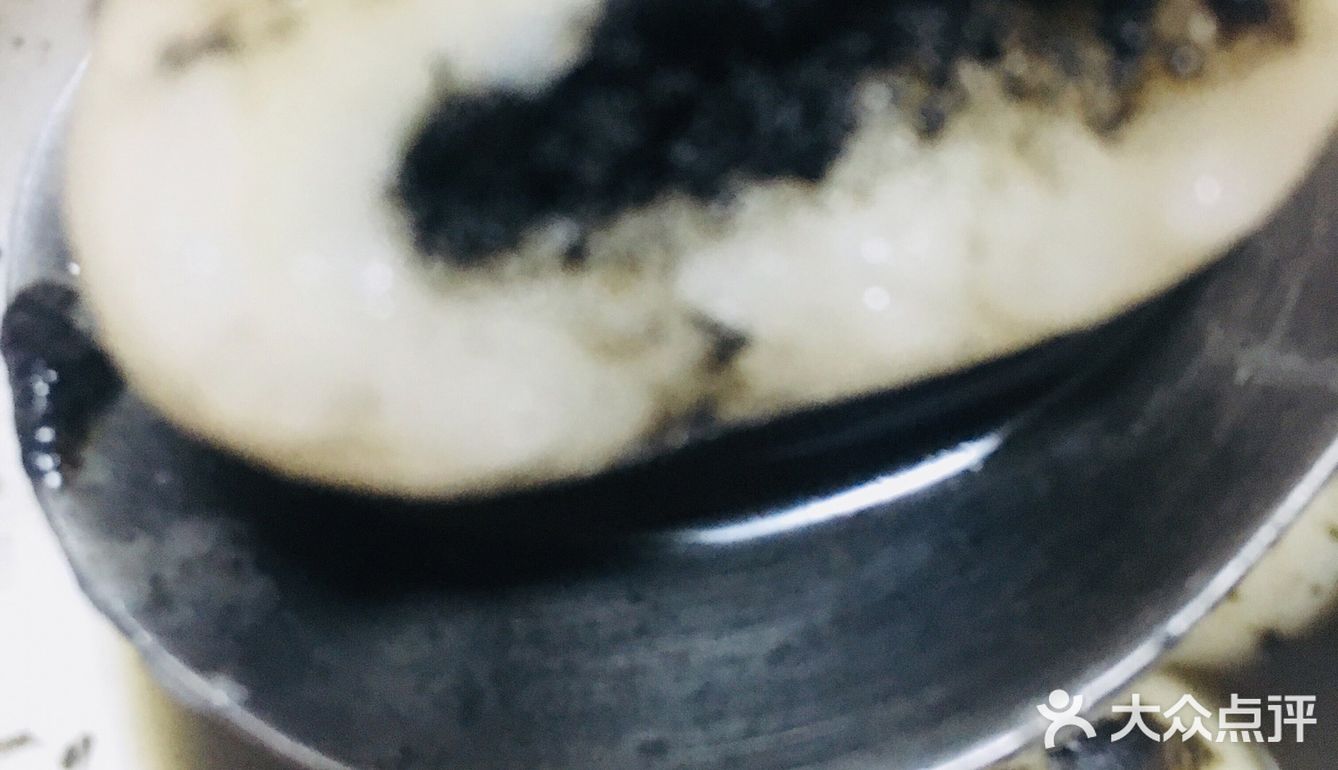 黑芝麻酱+白糖+黄油，比例大约是是