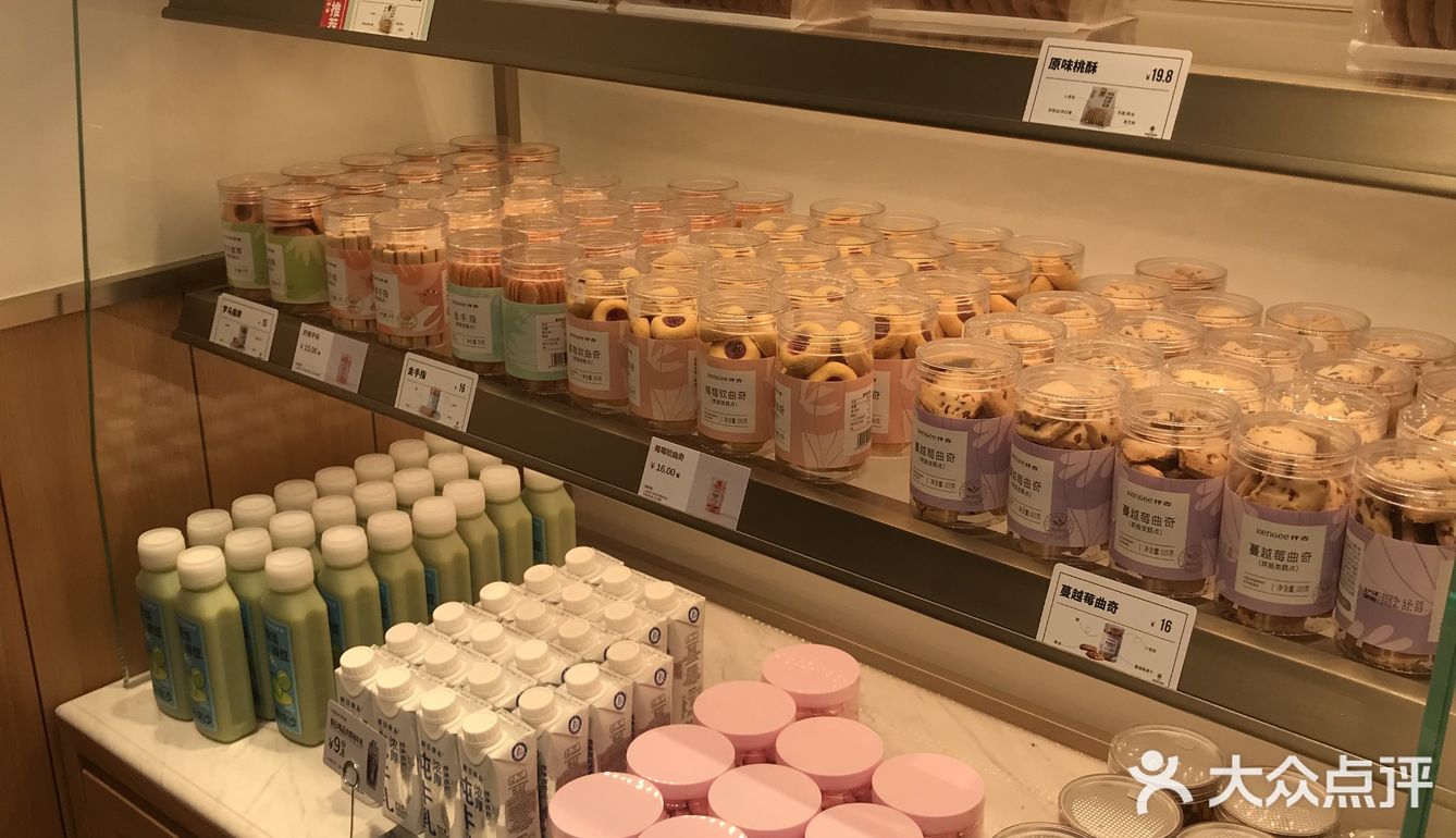 上学时经常吃的品牌现在家门口就有了草莓季的新品真的爱了