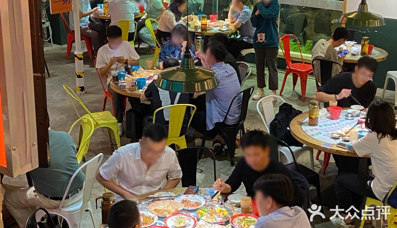 南宁|这里的捞汁三文鱼真的巨赞!![胜利]