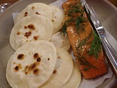 烟熏三文鱼配烤饺子皮和芥末籽酱-BOR Eatery(安福路店)