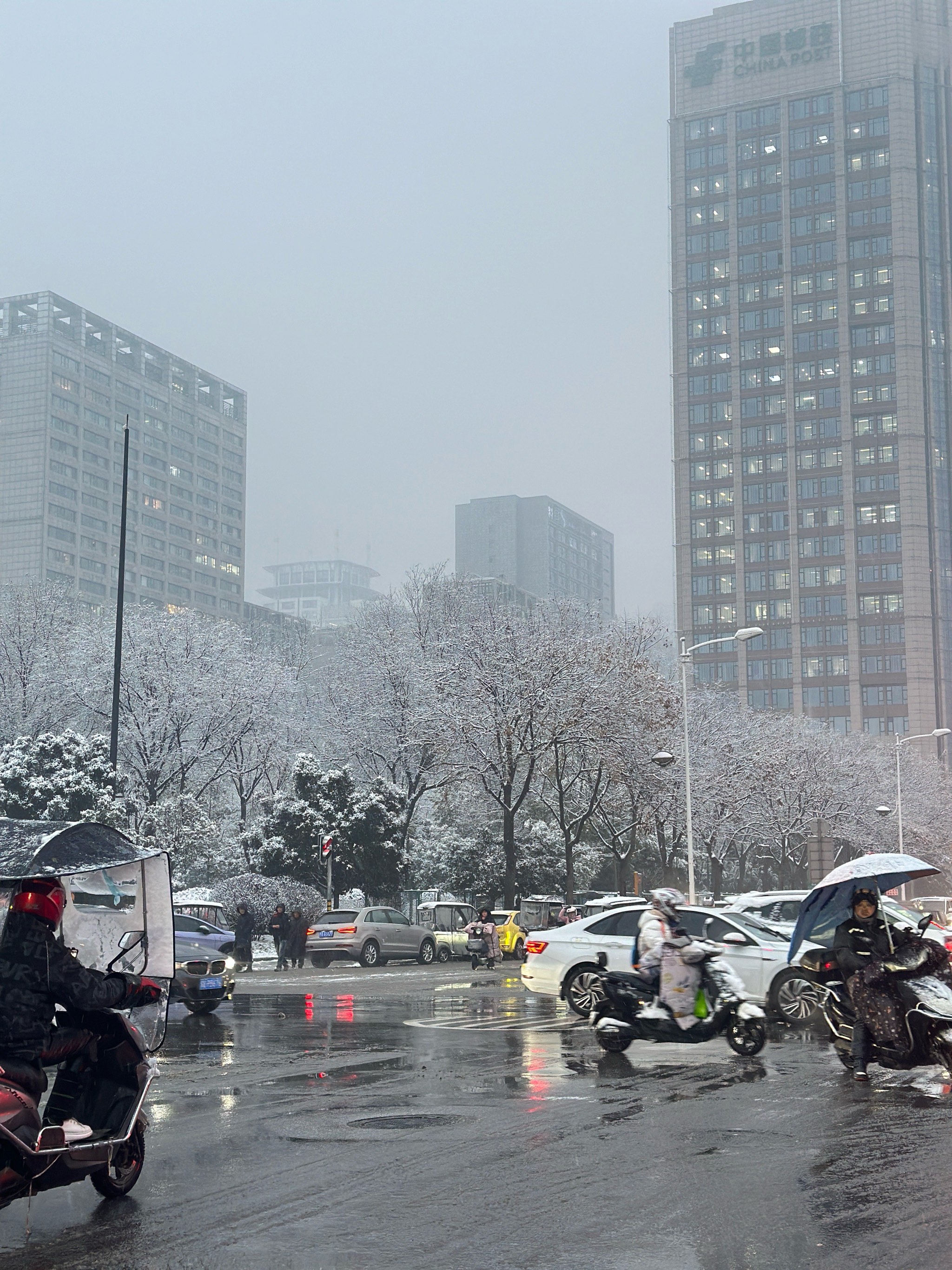 城市下雪的照片图片