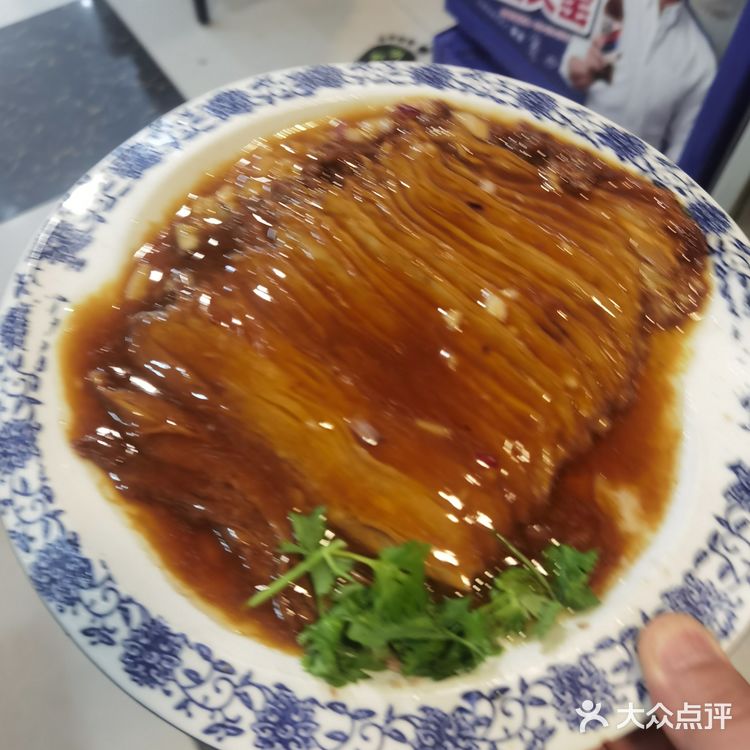 他家的扒肉条、水爆肚和锅包肉都是特色菜，菜码大