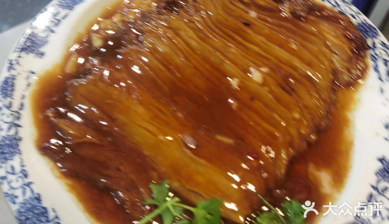 他家的扒肉条、水爆肚和锅包肉都是特色菜，菜码大