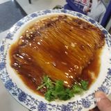 他家的扒肉条、水爆肚和锅包肉都是特色菜，菜码大