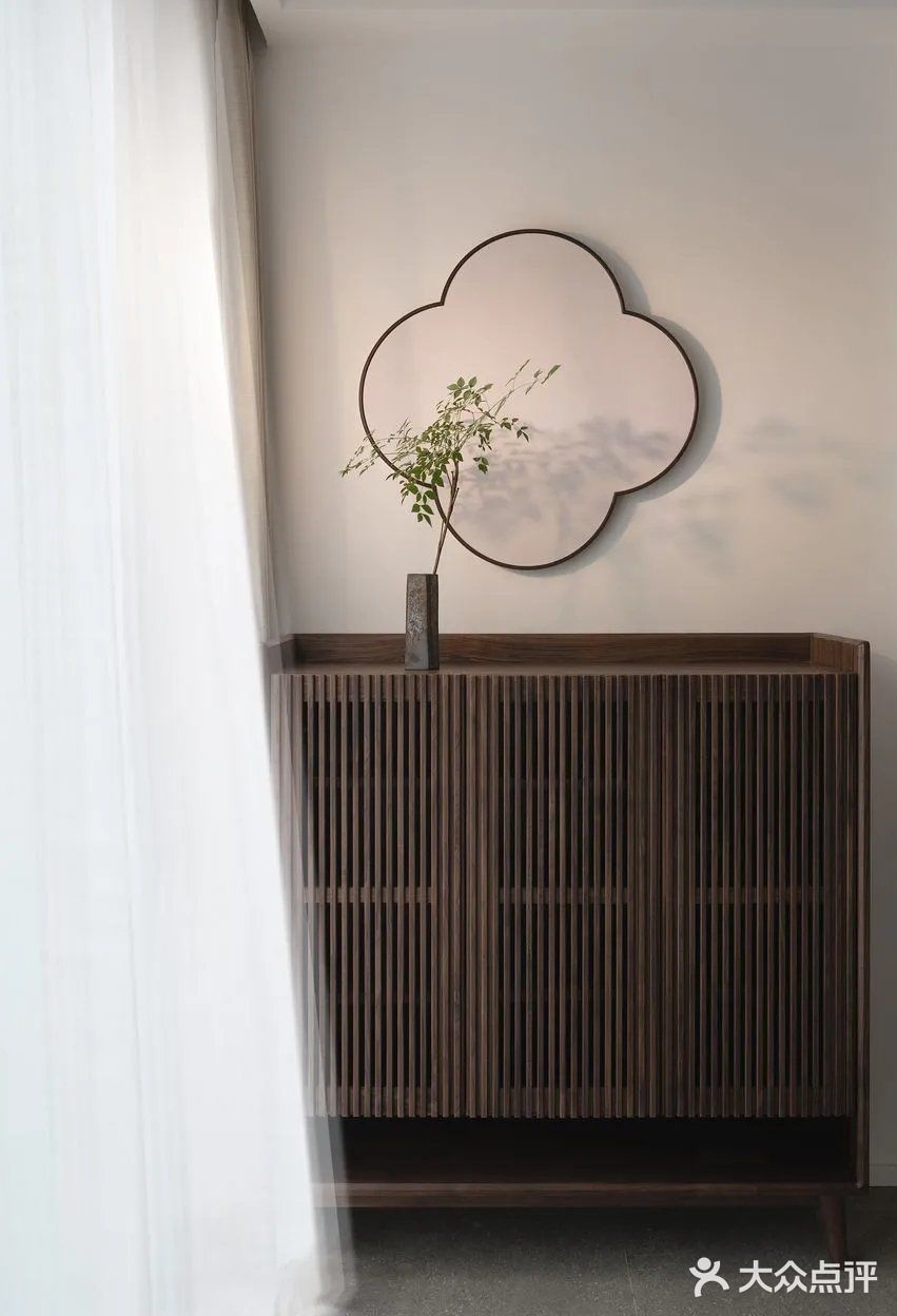 40岁大叔把客厅去掉，装修成极简新中式，新家静谧又美好，喜欢