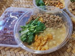 -爆炸头阿姨小四川正宗川味小吃(无任何分店)